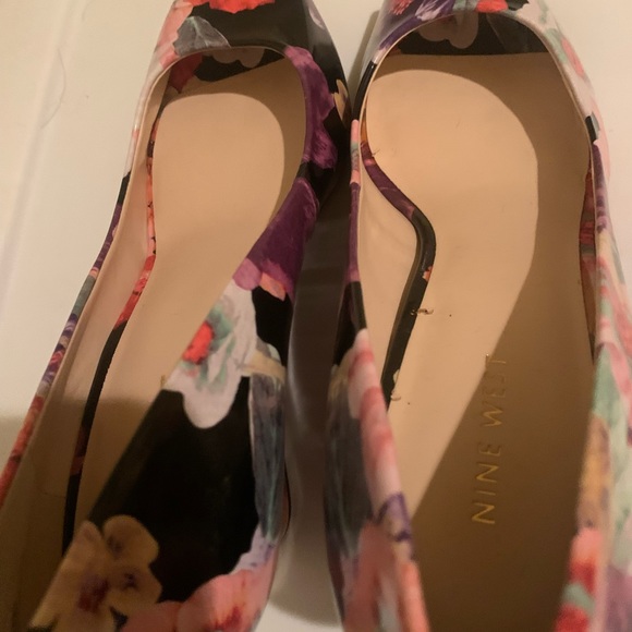 Nine West Floral Peep Toe Wedges with Gold Accented Wedge Heal size 9 - Picture 2 of 12